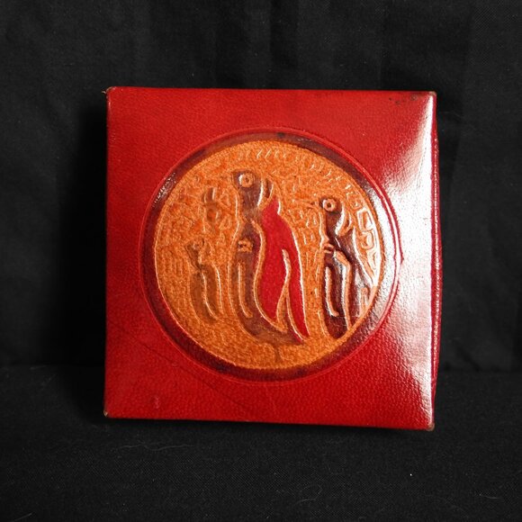 Expandable Red Leather Coin Purse Embossed Design Penguin - Picture 1 of 7